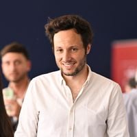 Vianney sur un petit nuage : le chanteur partage une adorable vidéo avec Rita, sa fille d'une semaine, bercée par les notes de son papa