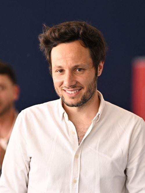 Vianney sur un petit nuage : le chanteur partage une adorable vidéo avec Rita, sa fille d'une semaine, bercée par les notes de son papa