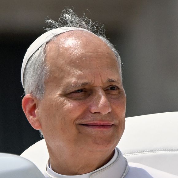 Mais derrière ce rôle spirituel, sa généalogie réserve des surprises : 

Le pape Léon XIV lors de son audience générale hebdomadaire sur la place Saint-Pierre, au Vatican, le 18 juin 2025. © Alessia Giuliani/IPA via ZUMA Press / Bestimage/Bestimage