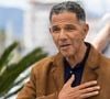 "Mes parents, quand ils sont arrivés en France, ils viennent du Maroc. À l'époque, on est installés dans les bidonvilles de Nanterre", se souvient-il...

Roschdy Zem - Photocall du film "13 Jours 13 Nuits" lors du 78ème Festival International du Film de Cannes le 24 mai 2025. © Jacovides-Moreau/Bestimage