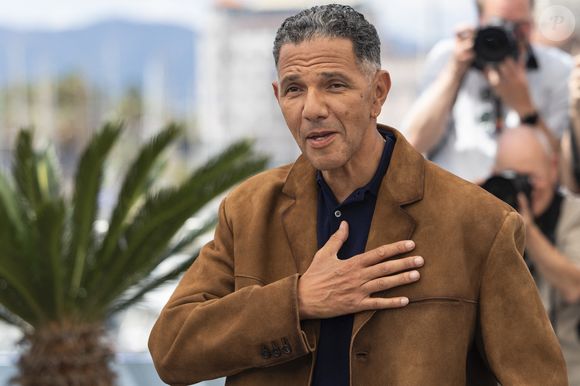 "Mes parents, quand ils sont arrivés en France, ils viennent du Maroc. À l'époque, on est installés dans les bidonvilles de Nanterre", se souvient-il...

Roschdy Zem - Photocall du film "13 Jours 13 Nuits" lors du 78ème Festival International du Film de Cannes le 24 mai 2025. © Jacovides-Moreau/Bestimage