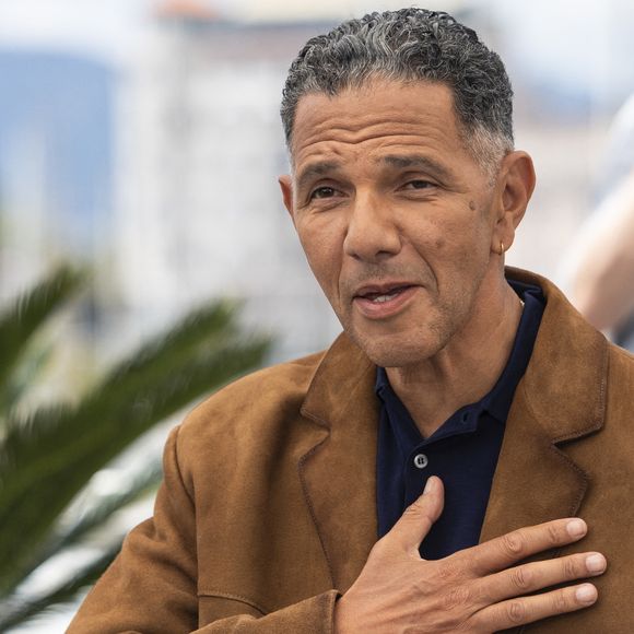 "Mes parents, quand ils sont arrivés en France, ils viennent du Maroc. À l'époque, on est installés dans les bidonvilles de Nanterre", se souvient-il...

Roschdy Zem - Photocall du film "13 Jours 13 Nuits" lors du 78ème Festival International du Film de Cannes le 24 mai 2025. © Jacovides-Moreau/Bestimage