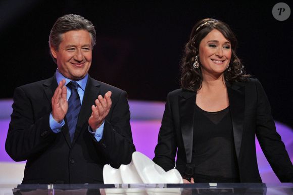 Les présentateurs Patrick Sabatier et Daniela Lumbroso lors de la 25ème cérémonie des Victoires de la Musique qui s'est tenue au Zénith de Paris, France, le 6 mars 2010. Photo par Christophe Guibbaud/Abaca