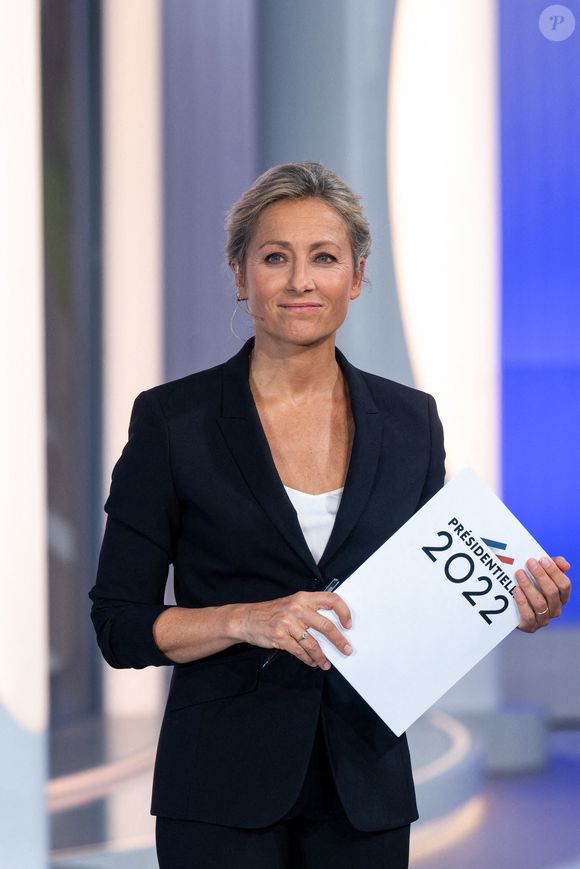 Anne Sophie Lapix sur le plateau de l'émission spéciale sur les élections présidentielles de la télévision publique française France 2, à Paris, France le 24 avril 2022. Photo par Ammar Abd Rabbo/ABACAPRESS.COM