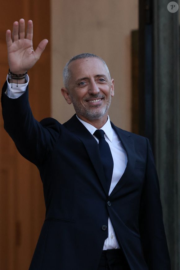 "En fait je me moque de moi plus que de tout ça parce que je mets en scène, aussi ma mère et sa découverte de Monaco, et cet univers", a fait savoir Gad Elmaleh

L'humoriste et acteur, Gad Elmaleh arrive au palais de l'Élysée pour un dîner offert aux chefs d'état et de gouvernement par le président de la république dans le cadre du XIXe Sommet de la Francophonie à Paris, le 4 octobre 2024. © Stéphane Lemouton / Bestimage