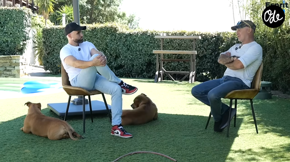 Chez lui, dans le Var, il a aménagé un cimetière où reposent tous ses compagnons.

Vincent Lagaf' ouvre les portes de son cimetière pour chiens, dans sa maison.