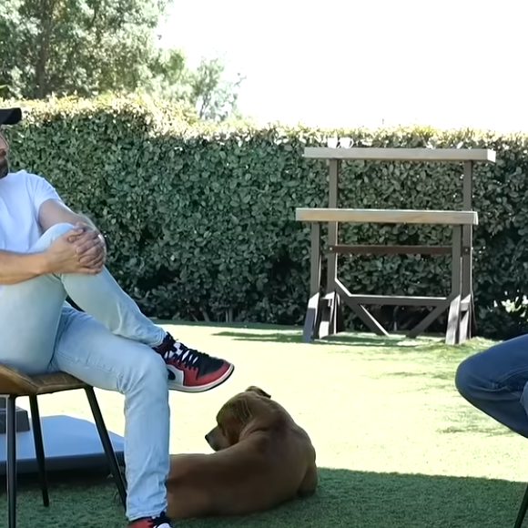 Chez lui, dans le Var, il a aménagé un cimetière où reposent tous ses compagnons.

Vincent Lagaf' ouvre les portes de son cimetière pour chiens, dans sa maison.