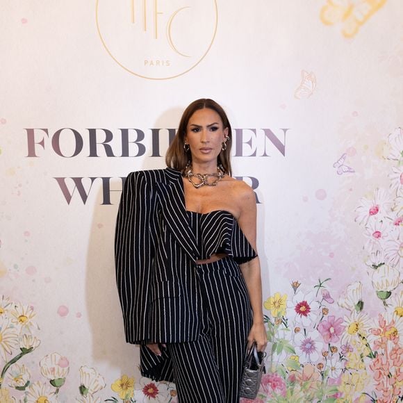 Dans un ensemble à rayures qui mettaient en valeur sa silhouette sportive.

Vitaa à la soirée de lancement du parfum Forbidden Whisper de la maison HFC Paris à l'hôtel Meurice à Paris le 8 octobre 2025.

© Sébastien Frémont / Bestimage