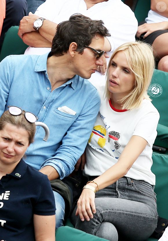 Laurence Arné et son compagnon dans les tribunes lors des internationaux de France de Roland Garros à Paris, le 2 juin 2017. © Dominique Jacovides-Cyril Moreau/Bestimage