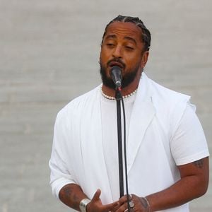 Slimane interprète sa nouvelle chanson "Résister" sur le parvis de Notre-Dame à Paris. Le 6 juin 2024. 
© Christophe Clovis / Bestimage