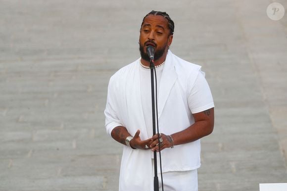 Slimane interprète sa nouvelle chanson "Résister" sur le parvis de Notre-Dame à Paris. Le 6 juin 2024. © Christophe Clovis / Bestimage