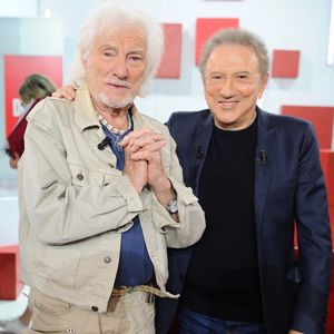 Hugues Aufray et Michel Drucker lors de l'enregistrement de l'émission "Vivement dimanche" à Paris, France, le 9 septembre 2025 et diffusée le 12 octobre 2025 sur France 3. © Guillaume Gaffiot/Bestimage