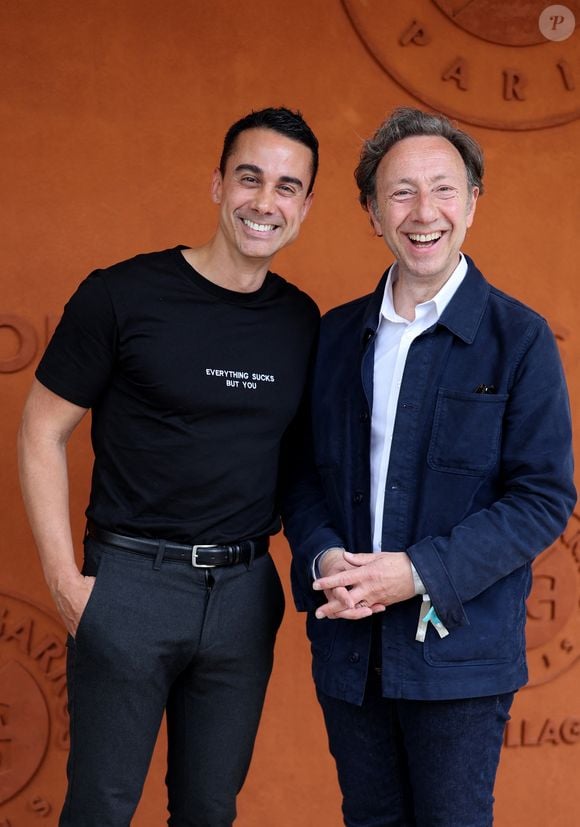 Stéphane Bern et son compagnon Yori Bailleres au village lors des Internationaux de France de Tennis de Roland Garros 2025. Paris, le 29 mai 2025. © Moreau/Jacovides/Bestimage