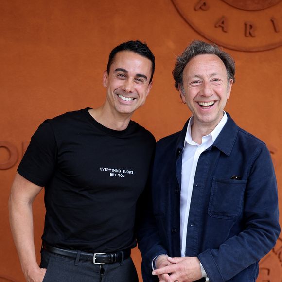 Stéphane Bern et son compagnon Yori Bailleres au village lors des Internationaux de France de Tennis de Roland Garros 2025. Paris, le 29 mai 2025. © Moreau/Jacovides/Bestimage