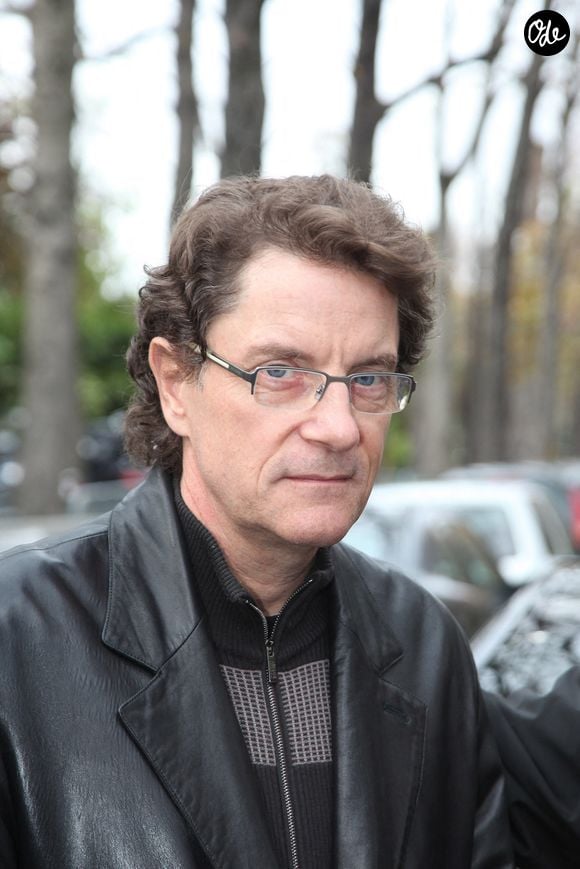 EXCLUSIF - Francis Cabrel arrive à l'émission « Vivement Dimanche » à Paris, en France, le 4 novembre 2009. Photo de Denis Guignebourg/ABACAPRESS.COM