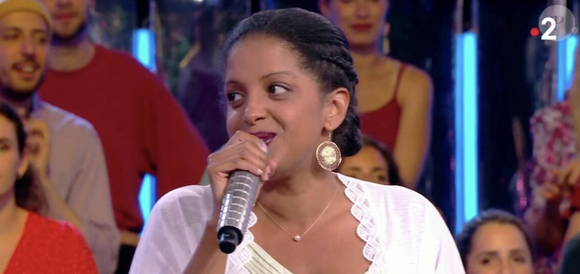 Cynthia, ancienne maestro de "N'oubliez pas les paroles" sur France 2.