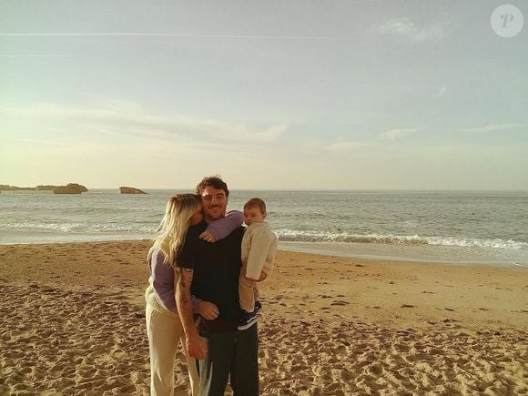 Une chose est sûre, le clan nage dans le bonheur !
Baptiste Germain, Sophie Tapie et leur fils César
