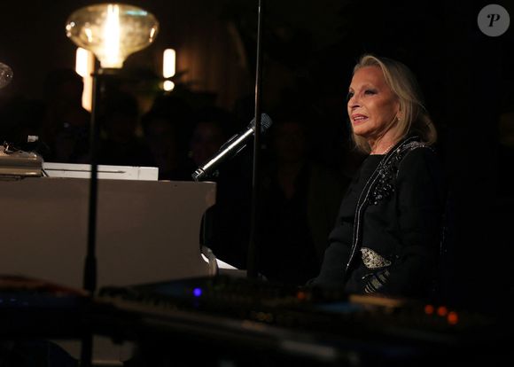 Selon l’AFP, la chanteuse de 77 ans devait lancer ce samedi sa tournée des festivals d’été. 

Info du 23 mai 2026 - (Véronique Sanson, hospitalisée, annule son concert à Saint-Brieuc) - Exclusif - Veronique Sanson en Show Case lors de la soirée anniversaire des 25 ans de la Terrasse de Albane pendant le 79ème Festival International du Film de Cannes, France, le 15 mai 2026. © Denis Guignebourg/Bestimage
