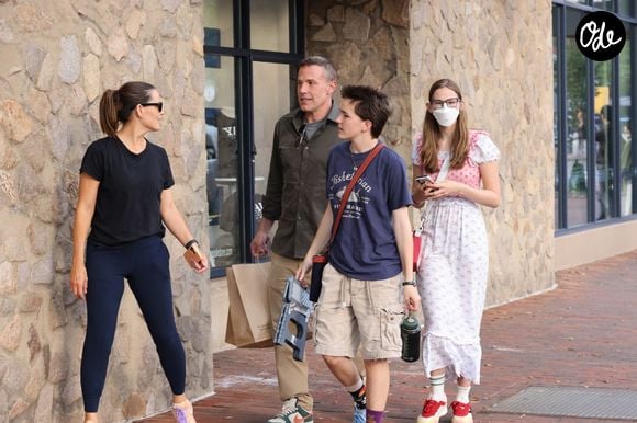 Exclusif - Ben Affleck retrouve Jennifer Garner et leurs filles Violet et Fin à New Haven pour l'installation de Violet à l'Université Yale le 18 août 2024. ©Backgrid USA / Bestimage