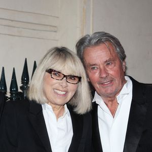 Mais Alain Delon, ce sont aussi des histoires d'amour flamboyantes, qui ont fait rêver les Français : il a notamment partagé la vie de Romy Schneider, entre 1958 et 1963, de Mireille Darc, entre 1968 et 1982 ou encore d'Anne Parillaud, entre 1981 et 1986.

Alain Delon et Mireille Darc le 4 mai 2013 à Cannes, France. Agence / Bestimage