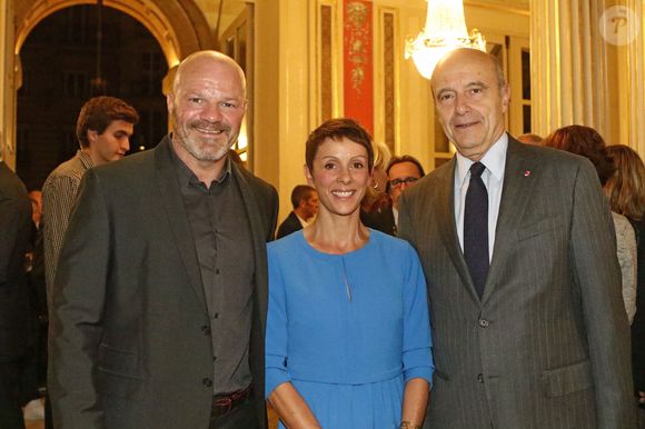 Philippe et sa femme Dominique Etchebest avec Alain Juppé Maire de Bordeaux - Le chef Bordelais Philippe Etchebest inaugure son restaurant "Le 4ème mur" en présence de Alain Juppé sous les galeries de l'opera de Bordeaux, en face du restaurant de son concurrent Gordon Ramsay le 5 octobre 2015. A cette occasion il a reçu Alain Juppé, maire de la ville, et lui a fait decouvrir les coulisses de son restaurant .