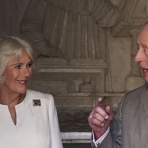 Le roi Charles III d'Angleterre et Camilla Parker Bowles, reine consort d'Angleterre, arrivent à Ravenne pour visiter le tombeau de Dante, le 10 avril 2025. Le couple royal britannique est en voyage officiel en Italie. © Pool/MirrorPix/Bestimage