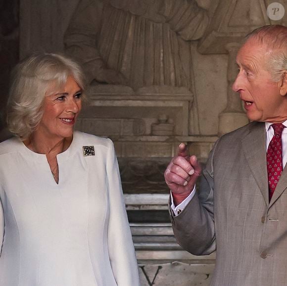 Le roi Charles III d'Angleterre et Camilla Parker Bowles, reine consort d'Angleterre, arrivent à Ravenne pour visiter le tombeau de Dante, le 10 avril 2025. Le couple royal britannique est en voyage officiel en Italie. © Pool/MirrorPix/Bestimage