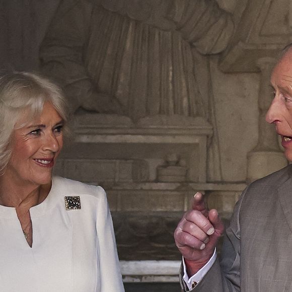 Le roi Charles III d'Angleterre et Camilla Parker Bowles, reine consort d'Angleterre, arrivent à Ravenne pour visiter le tombeau de Dante, le 10 avril 2025. Le couple royal britannique est en voyage officiel en Italie. © Pool/MirrorPix/Bestimage