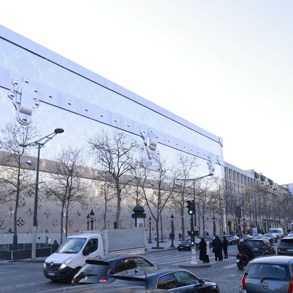 Louis Vuitton va ouvrir son hôtel de luxe de 6000 m2 sur les Champs Elysées !  Situé au 103 avenue des Champs-Elysées à Paris, ce bâtiment incroyable se situera juste en face du célèbre flagship de Louis Vuitton.
 Jack Tribeca/Bestimage