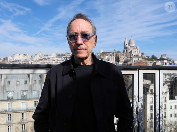 Ainsi, la succession de celui qui a collaboré avec Claude François sera nettement plus facile. 

Alain Chamfort Le 14 mars 2024 à Paris. Photo par MARC CHARUEL/ABACAPRESS.COM