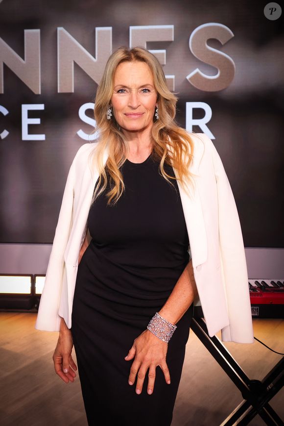 Exclusif - Estelle Lefebure pose en backstage de l'émission "C à vous" lors du 79ème Festival International du Film de Cannes le 22 mai 2026. 

© Jack Tribeca / Bestimage