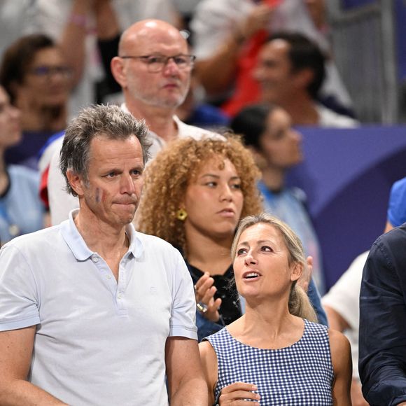 Anne-Sophie Lapix et son mari Arthur Sadoun dans les tribunes de la finale Hommes "France vs Pologne" de volley-ball lors des Jeux Olympiques Paris 2024. Le 10 août 2024
© P.Perusseau-D.Jacovides / Bestimage