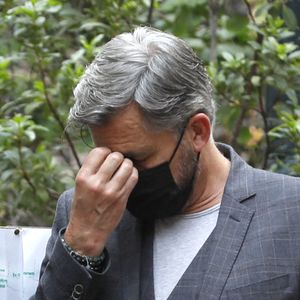 Olivier Minne à la sortie des obsèques de la journaliste Jacqueline Caurat (officier de l'ordre national du Mérite) en l'église Notre-Dame de l'Assomption de Passy à Paris, France, le 2 juin 2021.