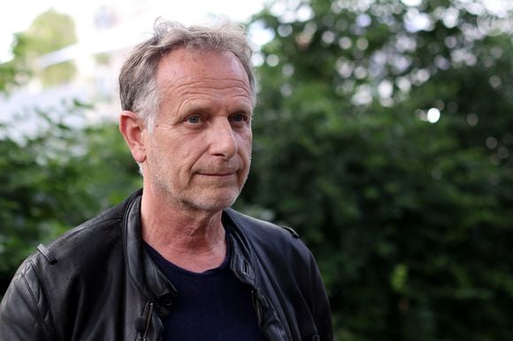 L'acteur Charles Berling lors d'une réunion de campagne électorale sur le thème Construire le Front Populaire (PFN) et la coalition électorale des partis de gauche appelée Nouveau Front Populaire, à Montreuil, le 17 juin 2024. © Stéphane Lemouton / Bestimage