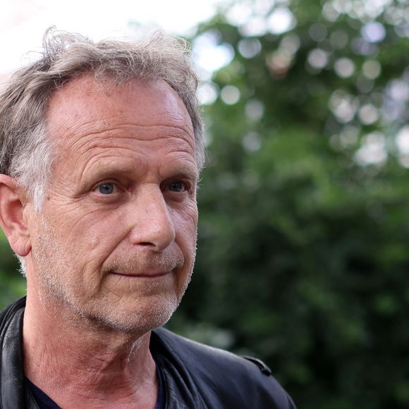 L'acteur Charles Berling lors d'une réunion de campagne électorale sur le thème Construire le Front Populaire (PFN) et la coalition électorale des partis de gauche appelée Nouveau Front Populaire, à Montreuil, le 17 juin 2024. © Stéphane Lemouton / Bestimage