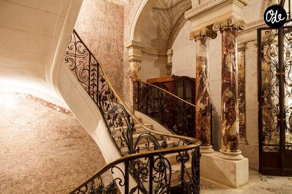 Le restaurant séduit par son décor élégant et théâtral.

Installé dans un somptueux hôtel particulier Art nouveau du IXe arrondissement, BB Blanche marie gastronomie et décor théâtral au cœur d'une adresse historique réinventée avec élégance.