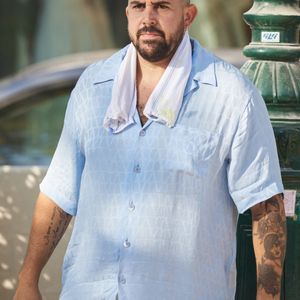 Artus, crâne rasé, à la Pétanque Turquoise sur la Place des Lices à Saint-Tropez, au profit de l'association "Soleil d'Enfance". Le 11 août 2024