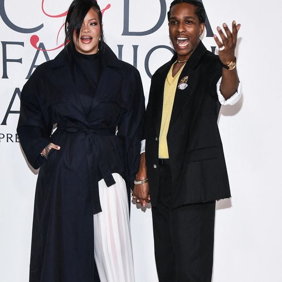 Elle a assisté aux CFDA Fashion Awards 2025 à New York avec A$AP Rocky.


Rihanna et A$AP Rocky sur le tapis rouge des CFDA Fashion Awards 2025 qui se sont déroulés au Musée américain d'histoire naturelle à New York, NY, le 3 novembre 2025. Photo par Anthony Behar/SPUS/ABACAPRESS.COM