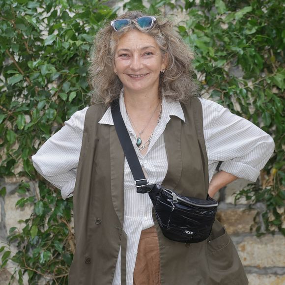 La comédienne lui avait alors lancé : "T'as 20 piges, mais tu fais la révolution comme une grand-mère."

Corinne Masiero au photocall du film “En haut de la pile” lors de la 19ème édition du festival du film francophone d'Angoulême le 26 août 2026. © Coadic Guirec / Bestimage