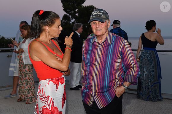 La princesse Stéphanie de Monaco et Brian Wilson durant la traditionelle soirée au profit de Fight Aids Monaco, dans la salle des Etoiles du Sporting à Monaco le 13 juillet 2019. Cette année, l'association de la princesse Stéphanie de Monaco, fête ses 15 ans. C'est le célèbre groupe américain The Beach Boys, tout droit venu de Californie, qui assure le Show au profit de l'association. Les membres de la famille princière, le prince Albert II de Monaco en tête, ainsi que l'ensemble du public, n'ont pas hésité à se mettre en mode "Beach Boys". © Bruno Bebert/Bestimage