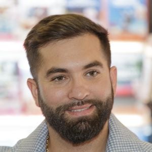 Exclusif - Le chanteur Kendji Girac en séance de dédicaces pour son autobiographie Mi vida à la Librairie du Furet du Nord à Lille, France, le 1er octobre 2025. © Stephane Vansteenkiste/Bestimage