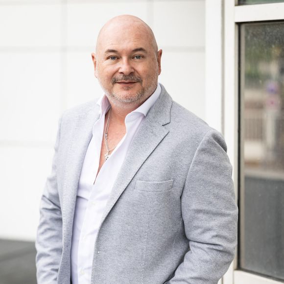 Exclusif - Sébastien Cauet - Les journalistes et les animateurs arrivent aux studios Rive Gauche à Paris, le 16 septembre 2025.
© Julien Sarkissian / Bestimage