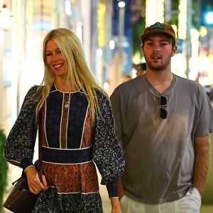 Exclusif - Claudia Schiffer passe du temps avec ses enfants, Caspar Matthew De Vere Drummond (Vaughn) et Cosima Violet De Vere Drummond (Vaughn) lors d'une virée shopping dans le quartier de Beverly Hills à Los Angeles, CA, Etats-Unis, le 11 décembre 2024.
© Backgrid USA / Bestimage