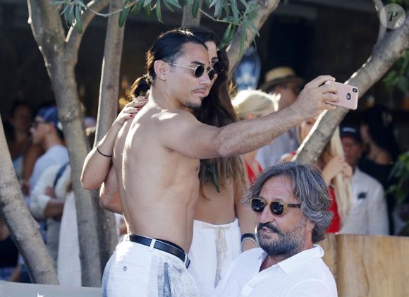 Le chef turc Nusret Gökçe en vacances à Mykonos en Grèce. Le chef, surnommé Salt Bae a acquis une notoriété grâce à ses vidéos devenues virales sur internet. Le restaurateur compte aujourd'hui près de 15 restaurant 'Nurs-Et Steakhouse' aux quatre coins du monde. 
Le 25 juillet 2018.