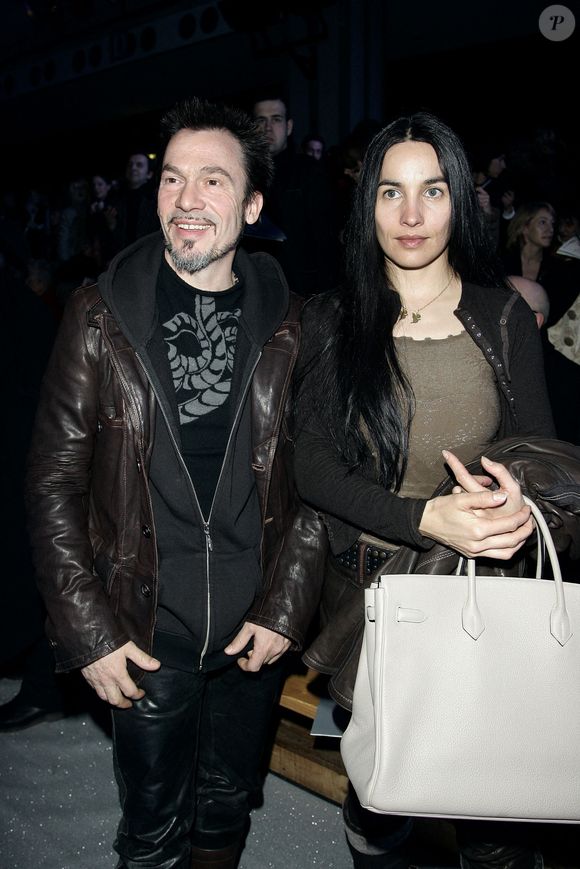 Le chanteur français Florent Pagny et sa femme Azucena assistent à la présentation de la collection de prêt-à-porter automne-hiver 2006-2007 des créateurs français Marithe et François Girbaud au Carrousel du Louvre à Paris, France, le 28 février 2006. Photo by Taamallah-Orban-Zabulon/ABACAPRESS.COM