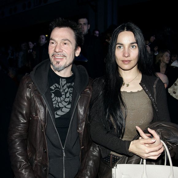 Le chanteur français Florent Pagny et sa femme Azucena assistent à la présentation de la collection de prêt-à-porter automne-hiver 2006-2007 des créateurs français Marithe et François Girbaud au Carrousel du Louvre à Paris, France, le 28 février 2006. Photo by Taamallah-Orban-Zabulon/ABACAPRESS.COM