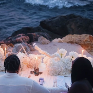 Bougies, compositions florales blanches, table dressée face aux rochers et décor méditerranéen : tout semble avoir été pensé pour cette occasion.
Le rappeur RK a partagé la vidéo de sa demande en mariage à Aya Nakamura sur Instagram le 7 août 2026.