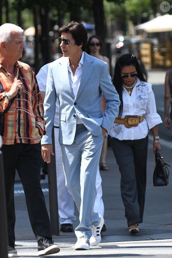 Jean-Luc Lahaye - J.L.Lahaye s'est marié en secondes noces avec sa compagne P.Aubin à la mairie du 18ème arrondissement de Paris, le 2 juillet 2025. © Agence / Bestimage