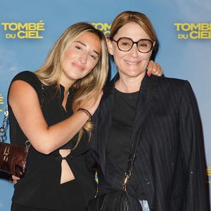 a posé des questions sans détour, révélant une relation mère-fille où la franchise prime. 

Daniela Lumbroso et sa fille Carla Ghebali - Première du film "Tombé du ciel" au cinéma Pathé Palace à Paris le 8 juin 2026. © Coadic Guirec/Bestimage