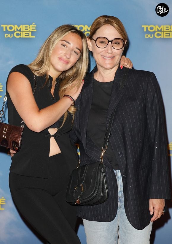 a posé des questions sans détour, révélant une relation mère-fille où la franchise prime. 

Daniela Lumbroso et sa fille Carla Ghebali - Première du film "Tombé du ciel" au cinéma Pathé Palace à Paris le 8 juin 2026. © Coadic Guirec/Bestimage